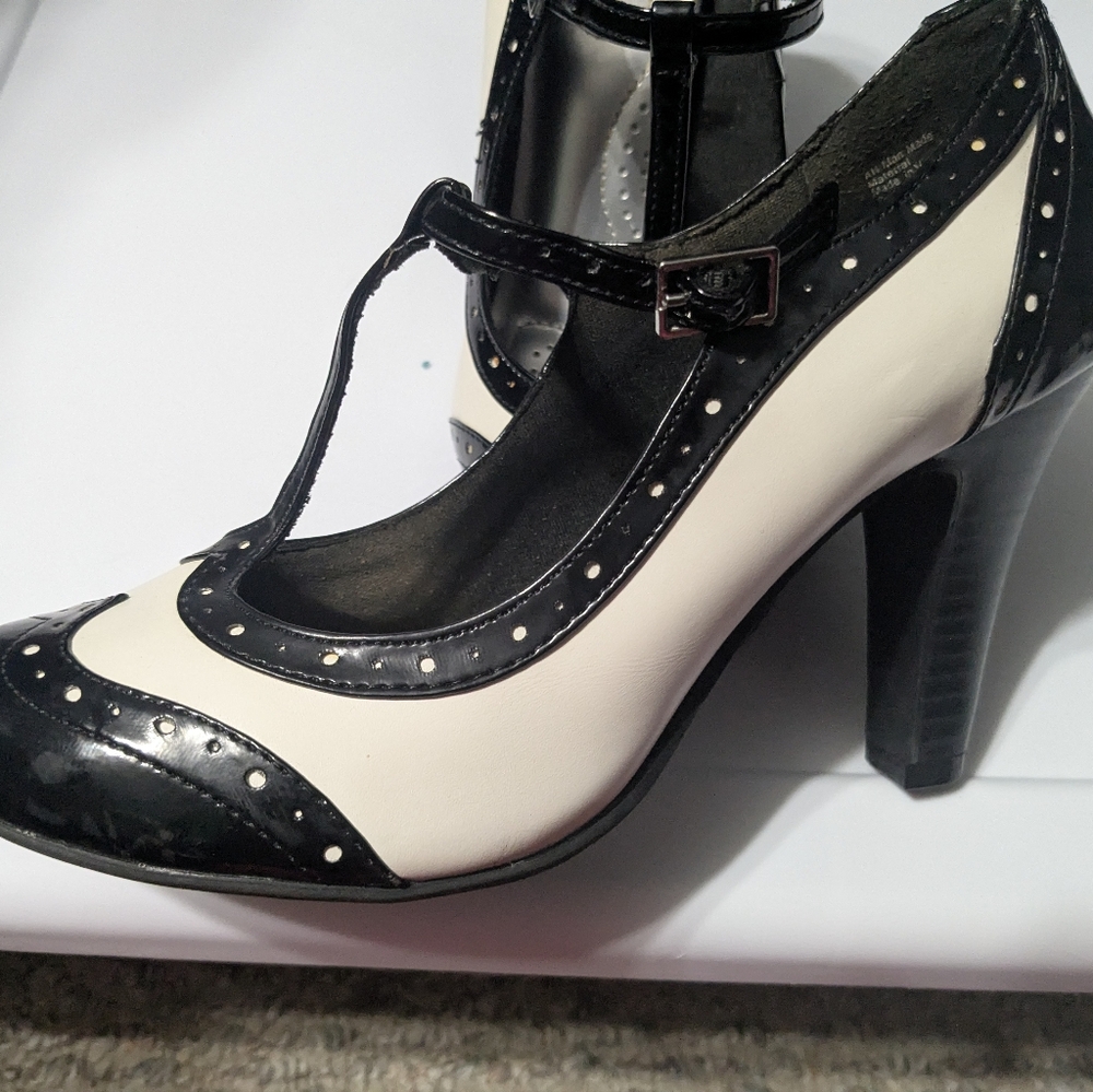 1920s Style Elegant Black and White Women's Heels
